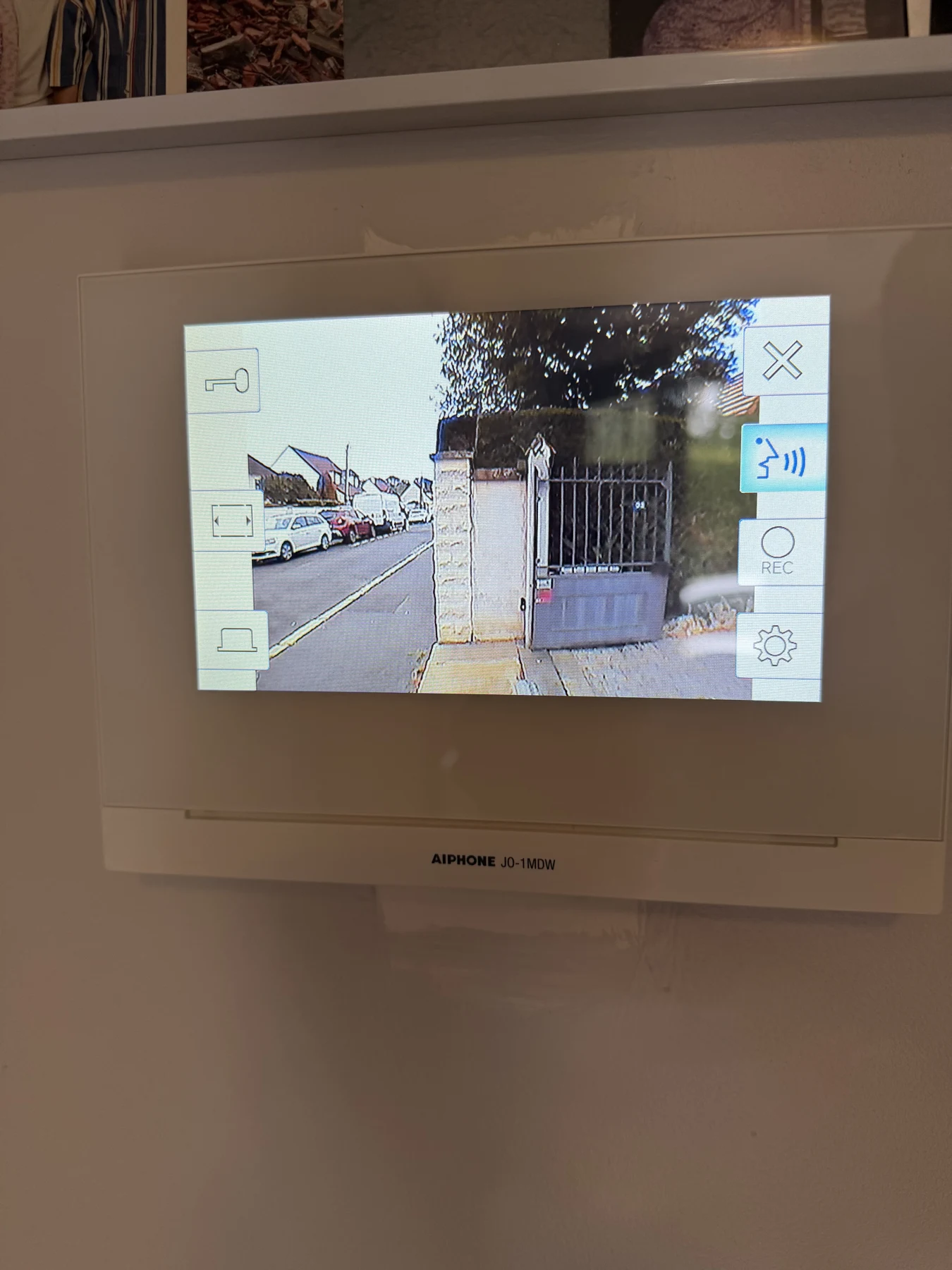 Moniteur intérieur Aiphone affichant la vue de l’entrée.